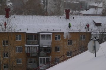 очистка кровли от снега услуги