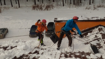 очистка крыши от снега альпинистами