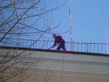 уборка снега с крыш альпинистами