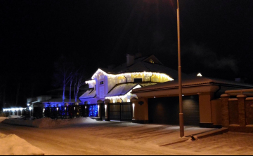 новогоднее украшение фасада дома