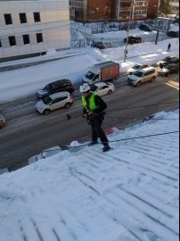 Очистка кровли и крыш от сосулек и наледи