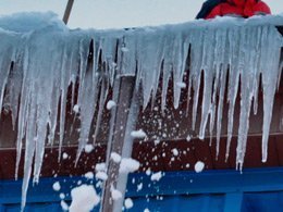 Очистка кровли от сосулек Очистка кровли от сосулек