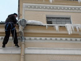 Очистка крыш от сосулек Очистка крыш от сосулек