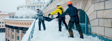 вовремя убирать снег на крышах