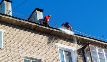 вовремя убирать снег на крышах