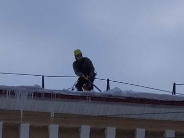 убрать лед с крыши