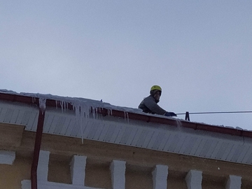 очистка снега с крыши