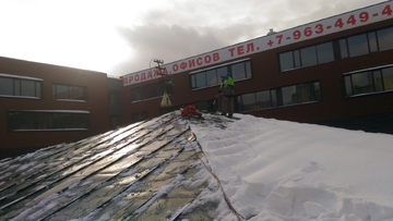 уборка крыши от снега