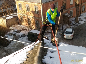 уборка снега с мягкой кровли