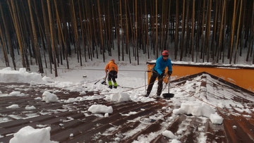 чистка кровли от снега