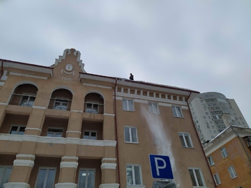 чистка кровли от снега