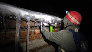 чистка снега с кровли