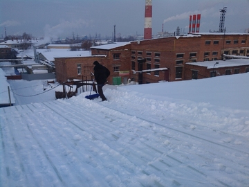 чистка снега с кровли