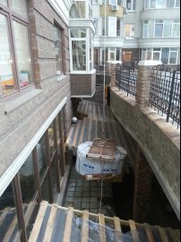 поднять диван в окно