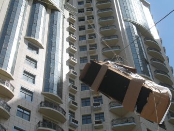 подъем мебели через окно