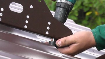 Монтаж снегозадержателей