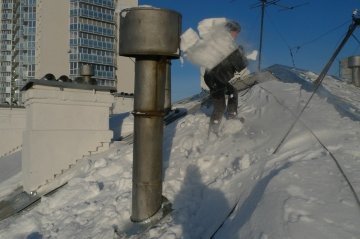 очистка снега и сосулек альпинистами